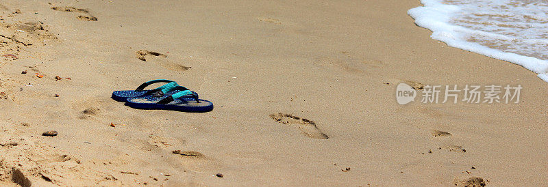 沙滩上的人字拖/丁字裤，沙滩凉鞋的横幅